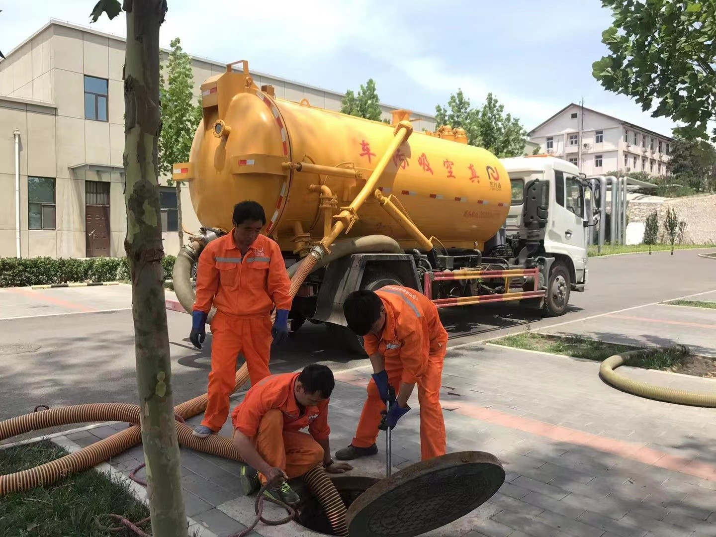 兴化管道疏通车停在窨井附近