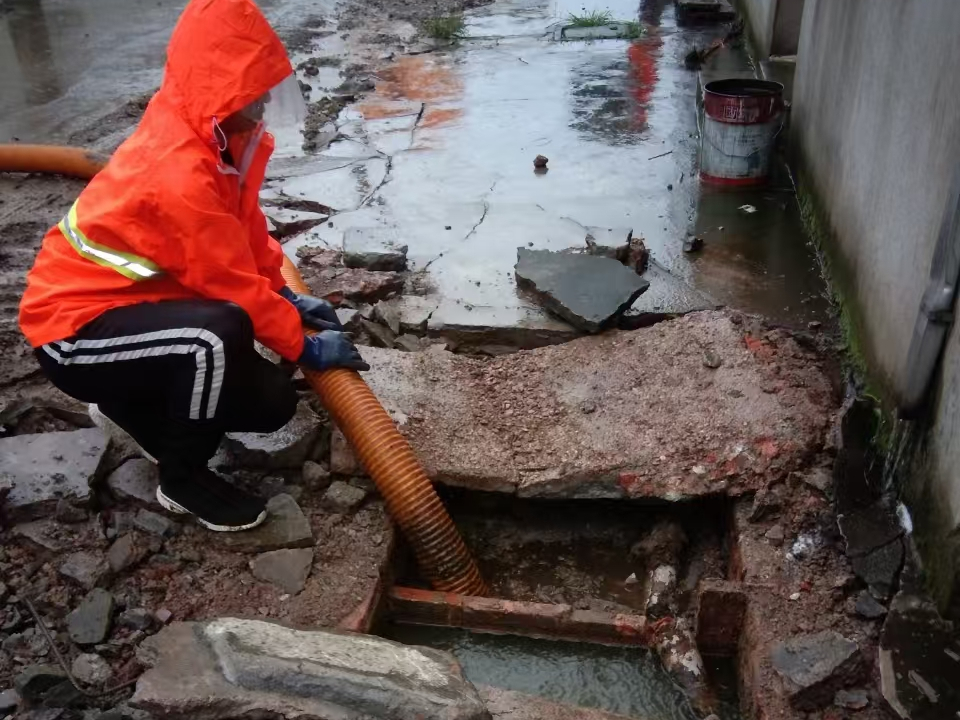 兴化专业清理污水池 炜誉市政以规范流程守护城市 “肠道”